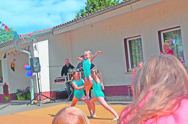 Die Vorschulkinder spielen das Musical Das Gnseblmchen Fredericke